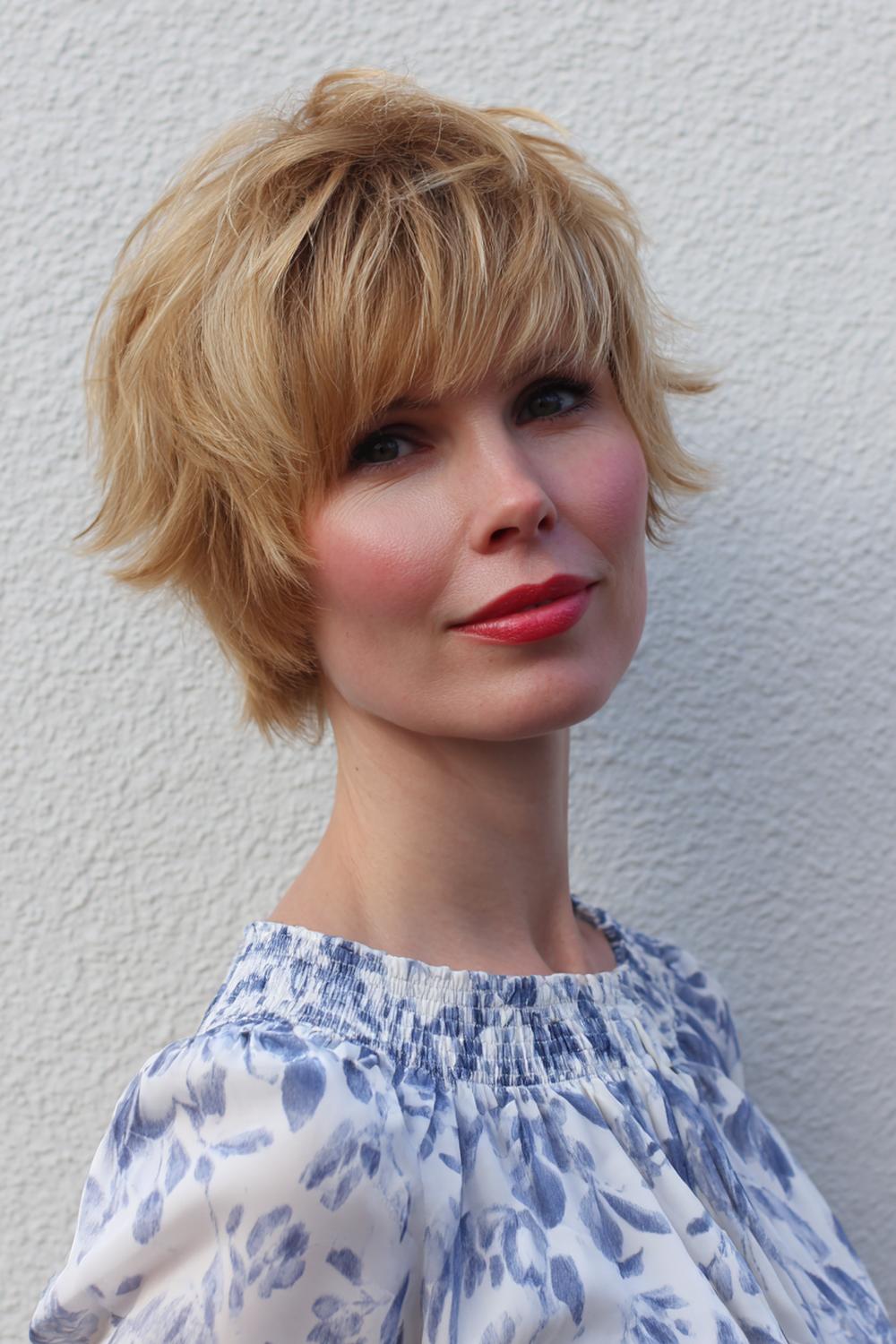 23. Tijdloze korte shag met luchtige laagjes en speelse, gevederde pony