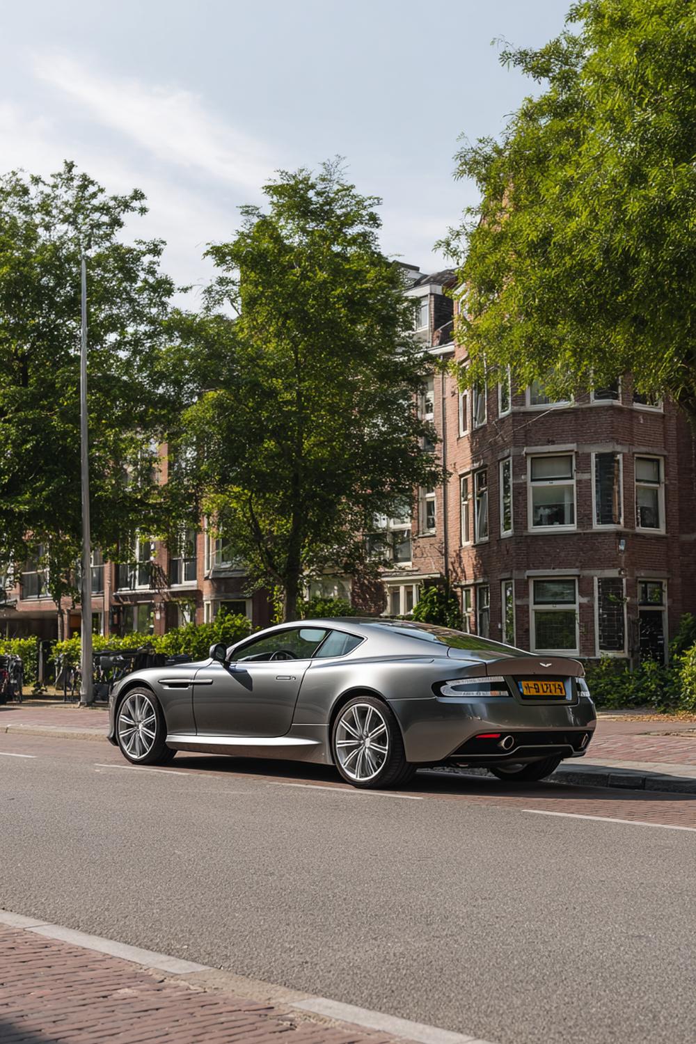 26. Tijdloze grijze coupe met natuurlijke overloop en zachte, zijdeachtige finish