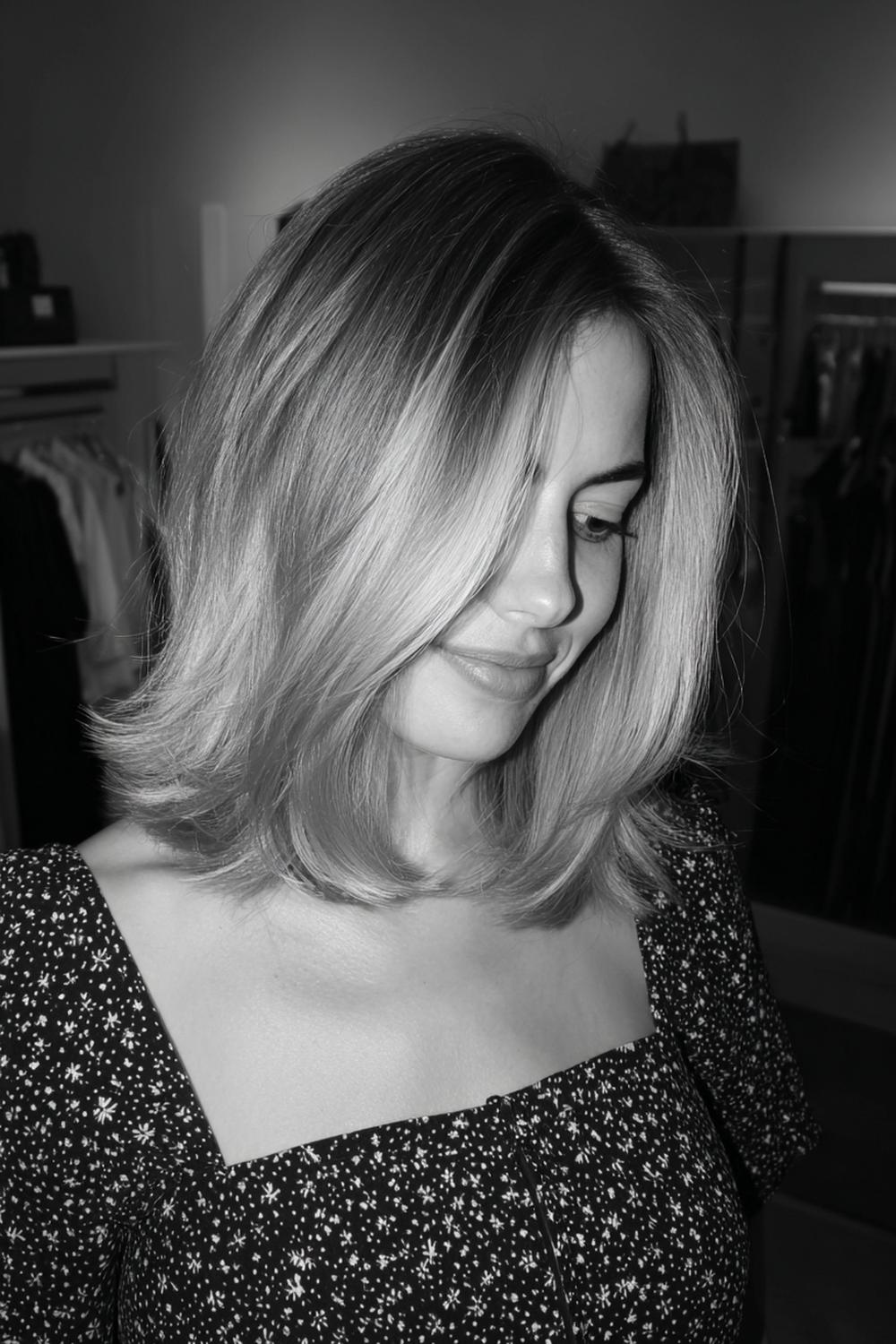 5. Tijdloze lob met face-framing lokken en een zachte curtain-scheiding