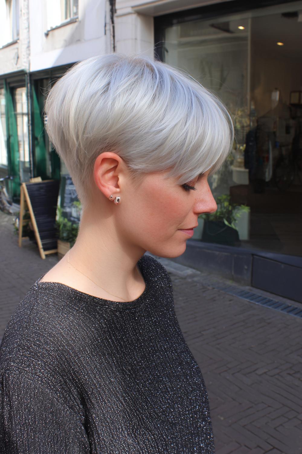 9. Tijdloze korte coupe met zilvergrijze glans en strakke contour rond de oren