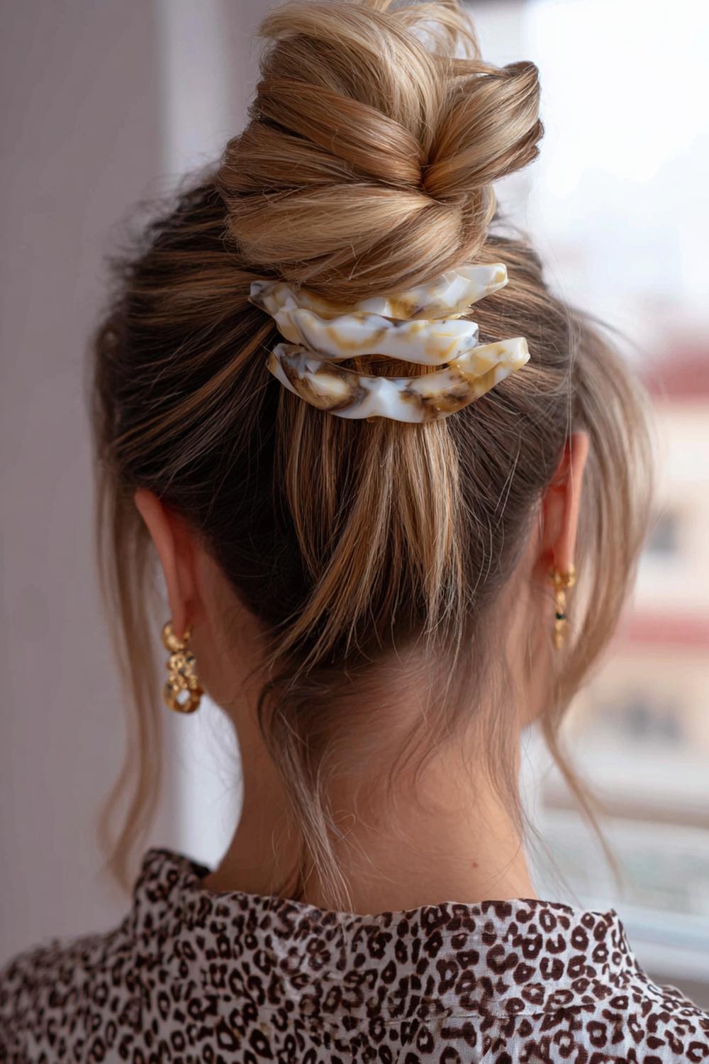 13. TikTok Haar Trends 2026: Claw Clip Updo met Marmerlook Clip