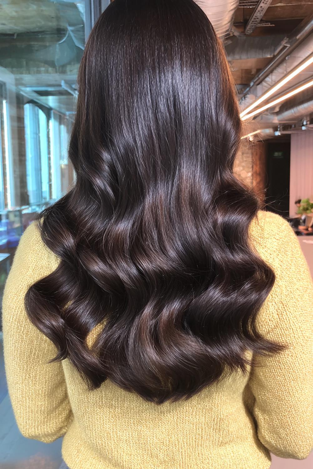 17. TikTok Haar Trends 2026: Espresso Brunette Gloss met Spiegelglans