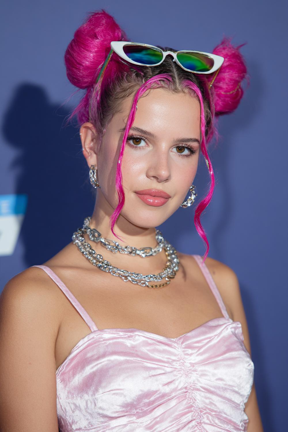 20. TikTok Haar Trends 2026: Y2K Space Buns met Twee Gladde Scheidingen