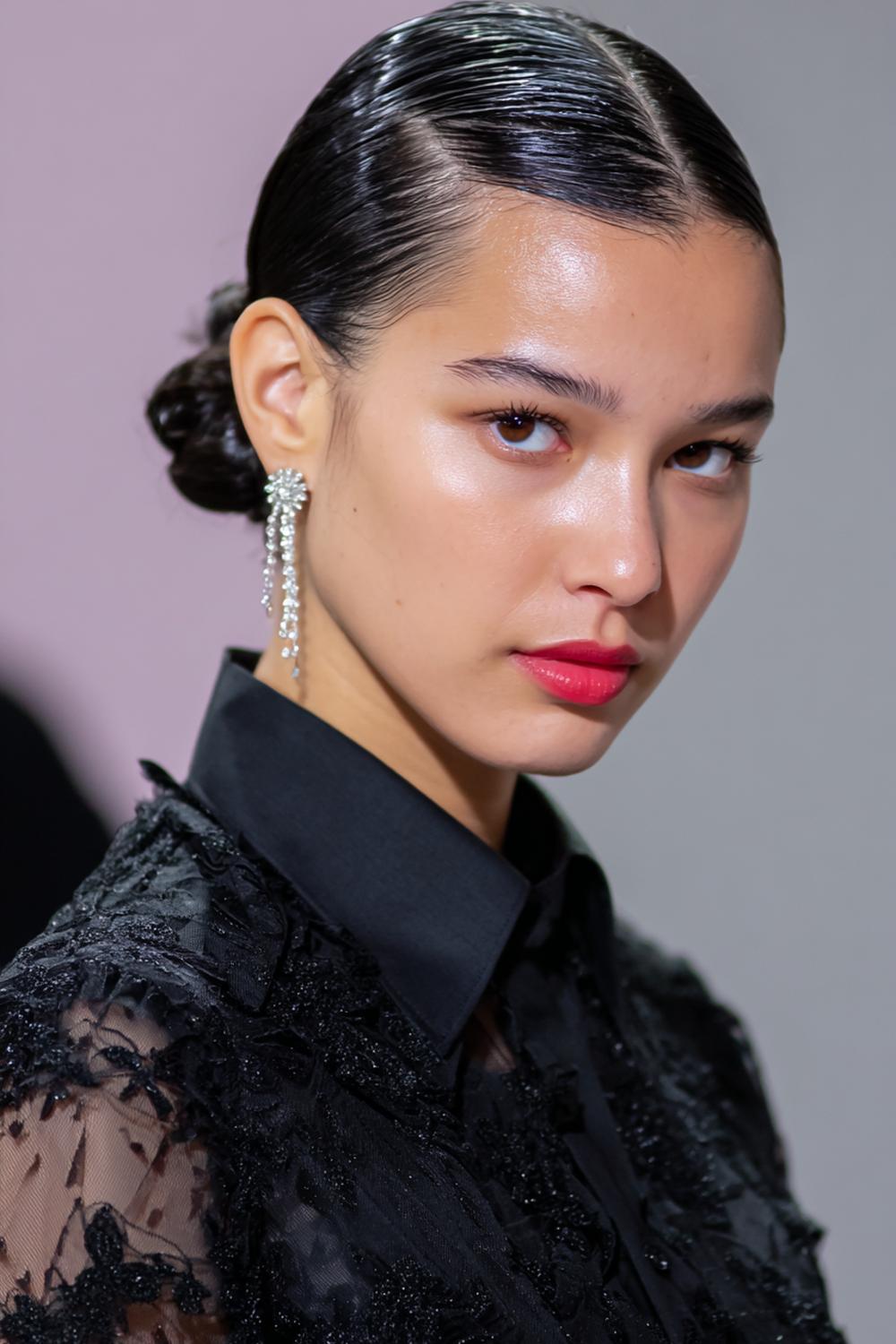 4. TikTok Haar Trends 2026: Wet Look Low Bun met Strakke Zijkanten