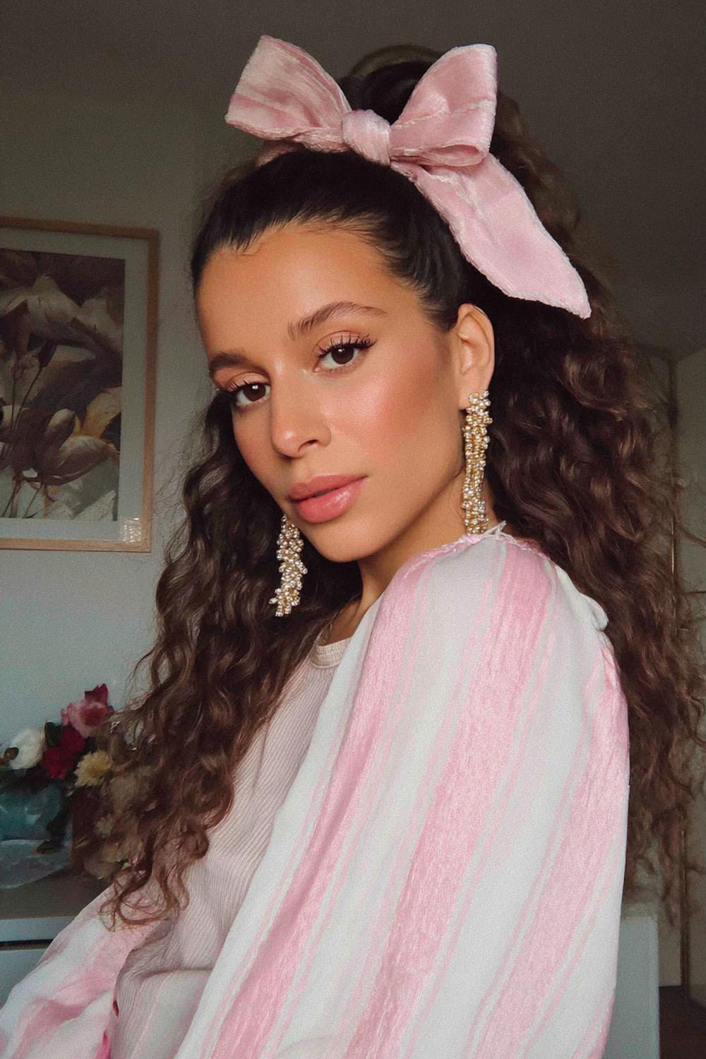 5. TikTok Haar Trends 2026: Romantische Half-Up met Fluwelen Strik