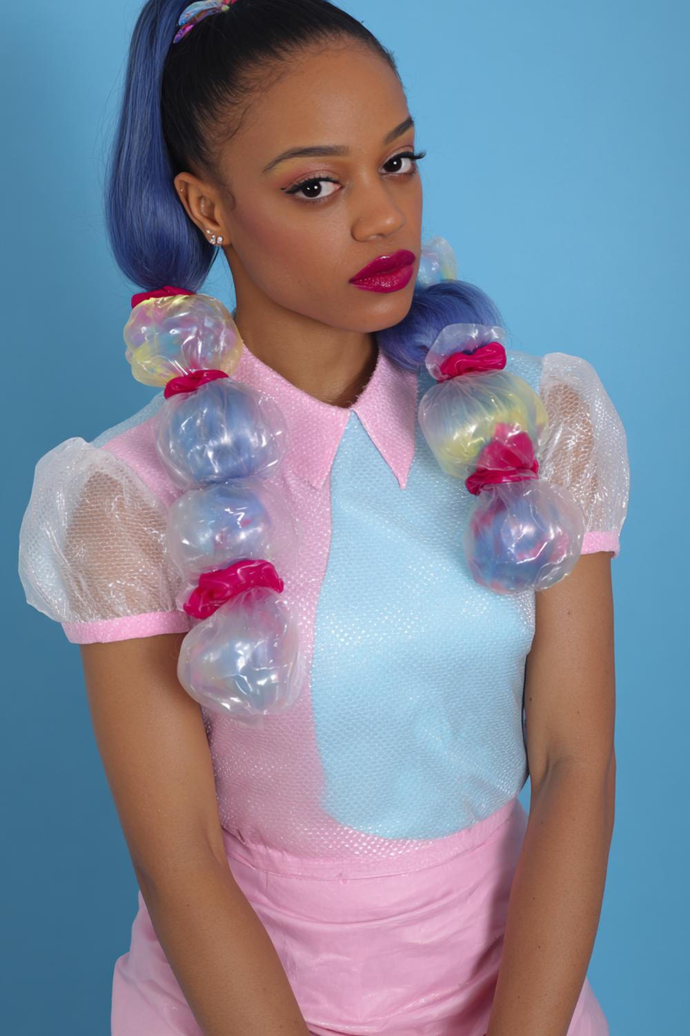 6. TikTok Haar Trends 2026: Bubble Ponytail met Transparante Elastieken