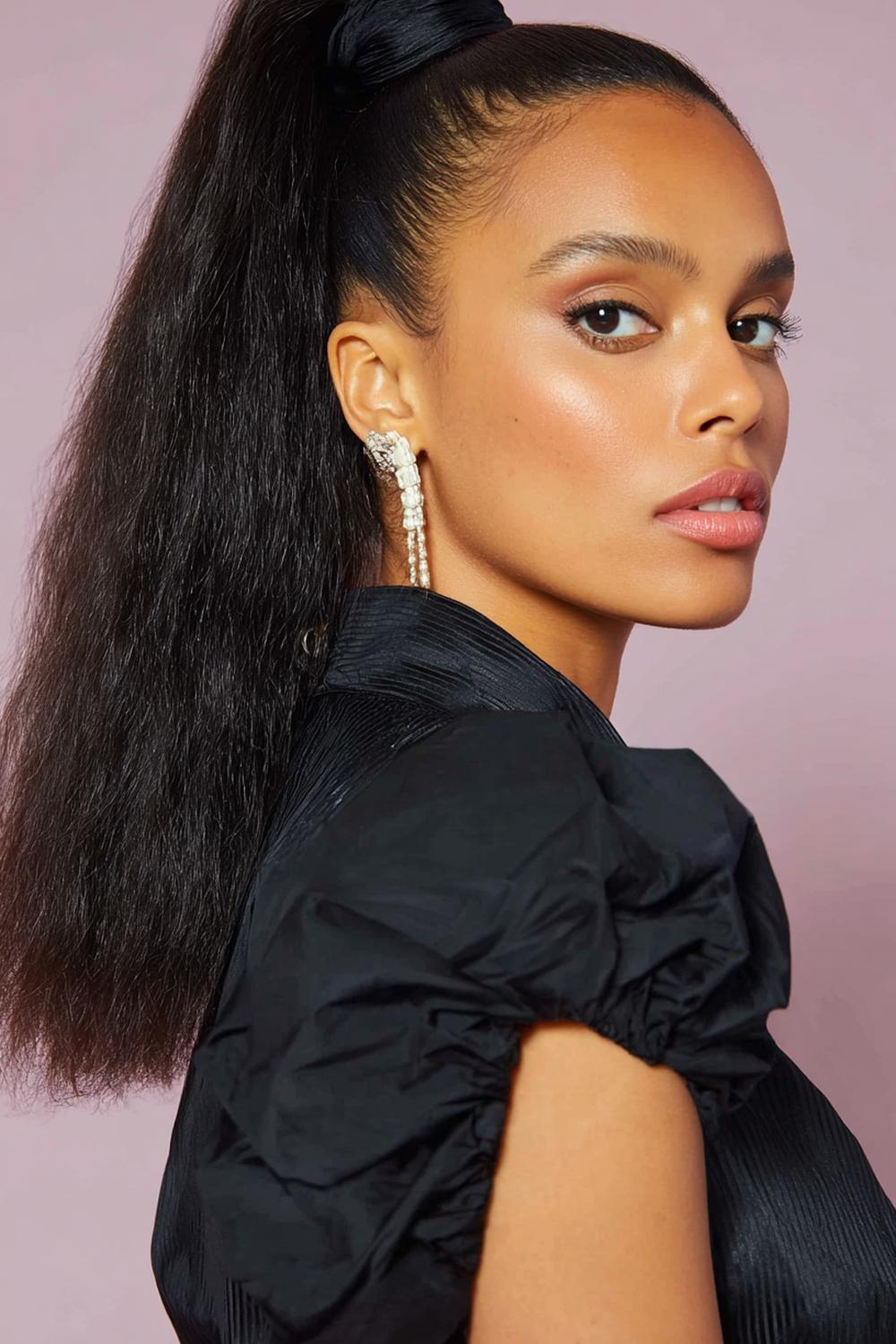 7. TikTok Haar Trends 2026: Sleek High Ponytail met Wrap-Around Lok