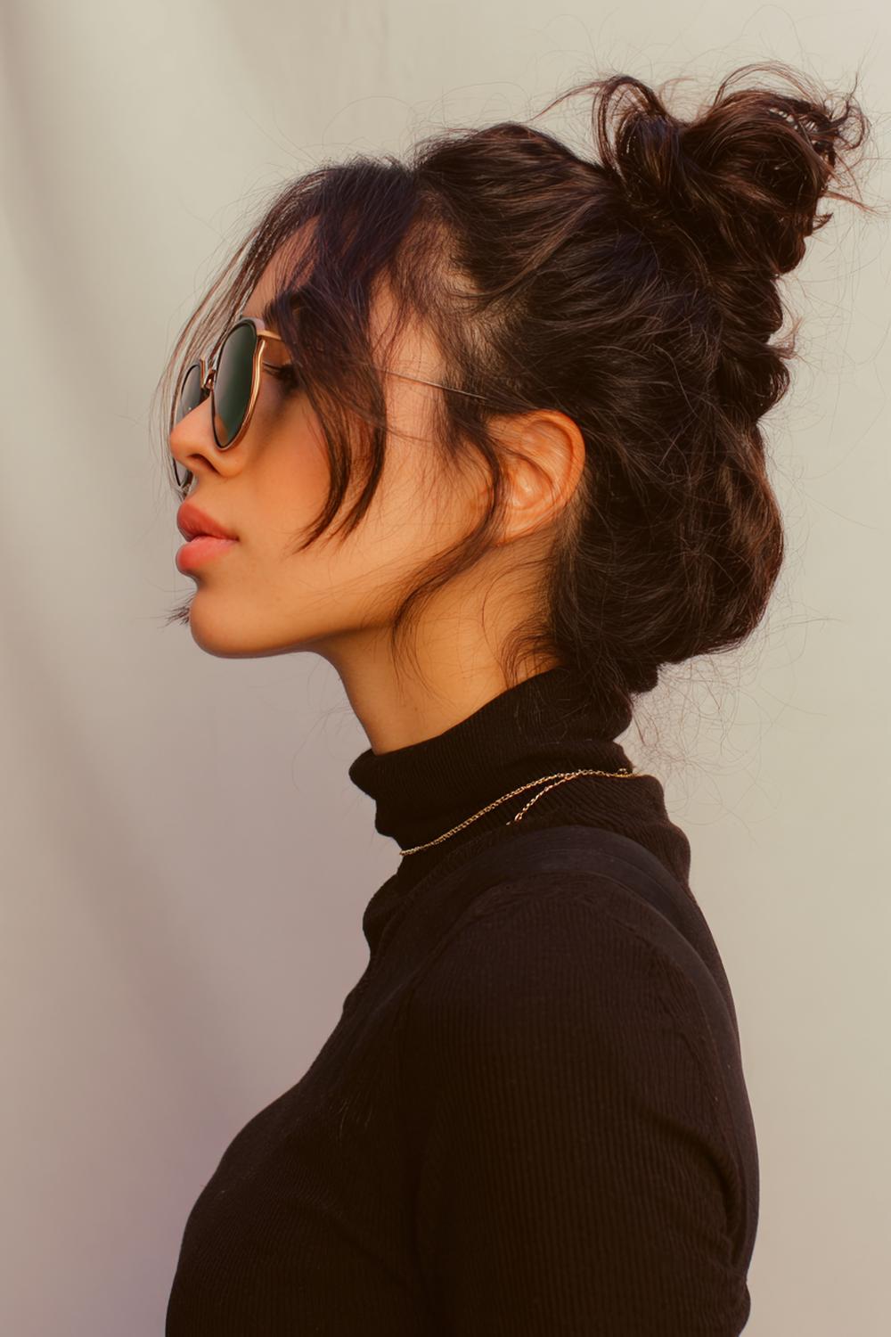 8. TikTok Haar Trends 2026: Messy Textured Bun met Zachte Lokken Rondom
