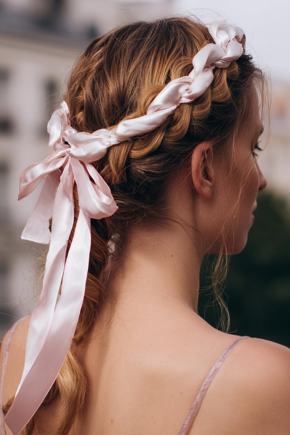 17. Trendy Haarideeën 2026: Gevlochten kroon met satijnen lint en textuur