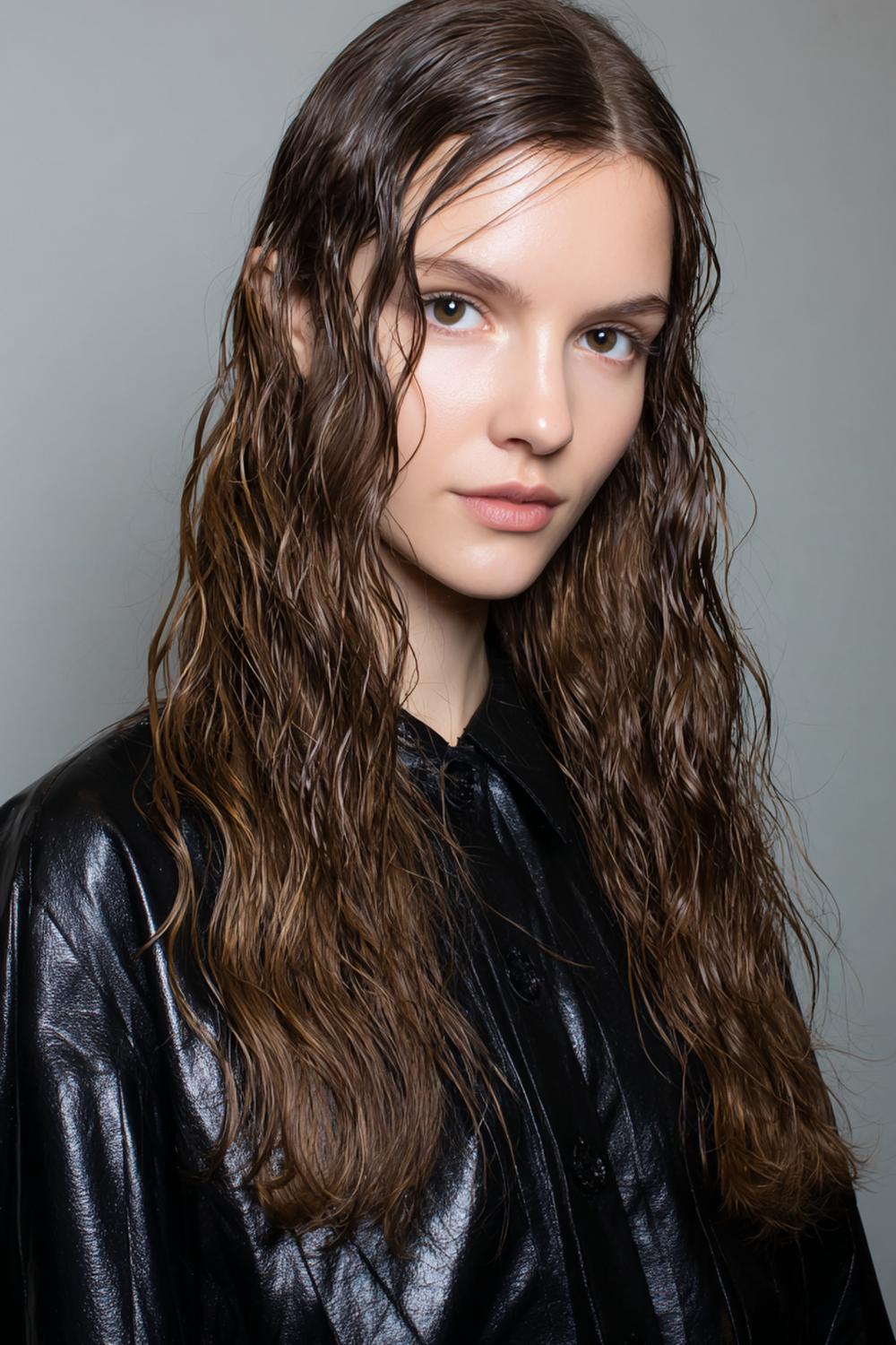 18. Trendy Haarideeën 2026: Wet-look waves met strakke aanzet en glans