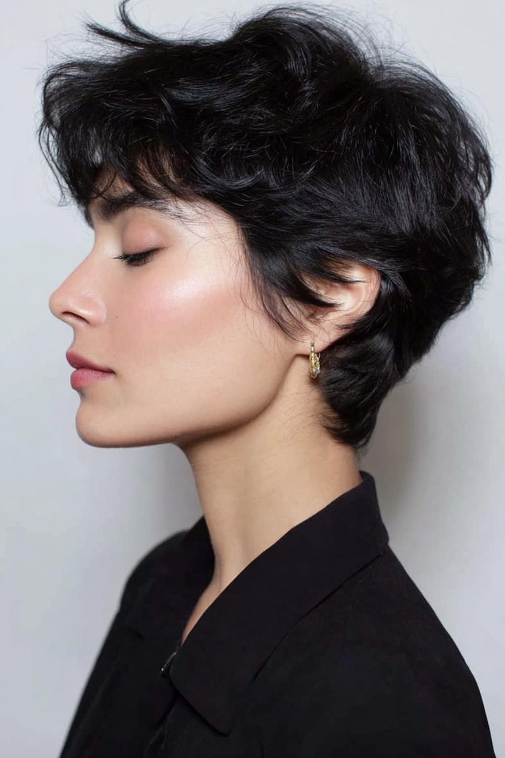 3. Trendy Haarideeën 2026: Kaaklijn pixie met zachte veertextuur