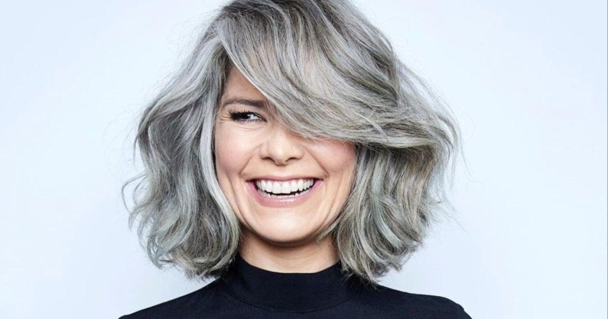 Trendy volledig grijs haar kapsel