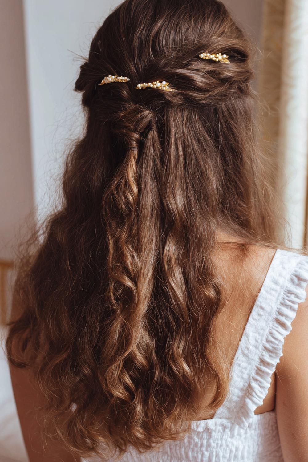 19. Verjongende kapsels voor vrouwen: half-up twist met zachte krullen en glanzende haarspelden