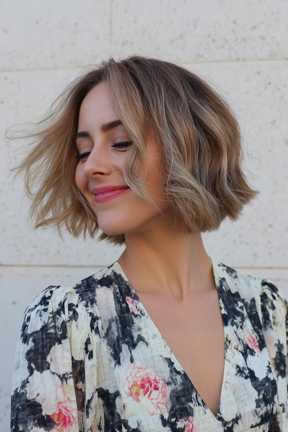 22. Verjongende kapsels voor vrouwen: bob met afgeronde punten en subtiele gezichtslagen bij de kaak