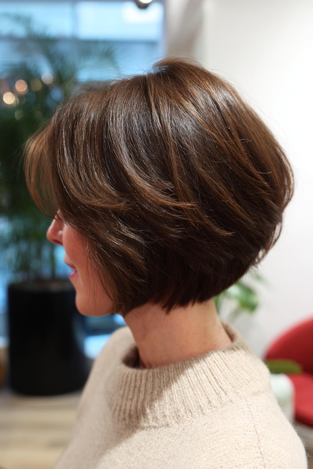 6. Verjongende kapsels voor vrouwen: elegante Franse bob met micro-pony en glansfinish