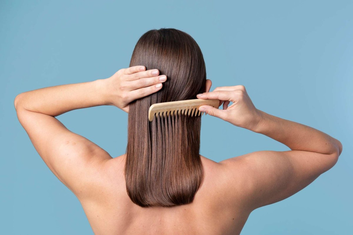 Haar voorzichtig borstelen met kam