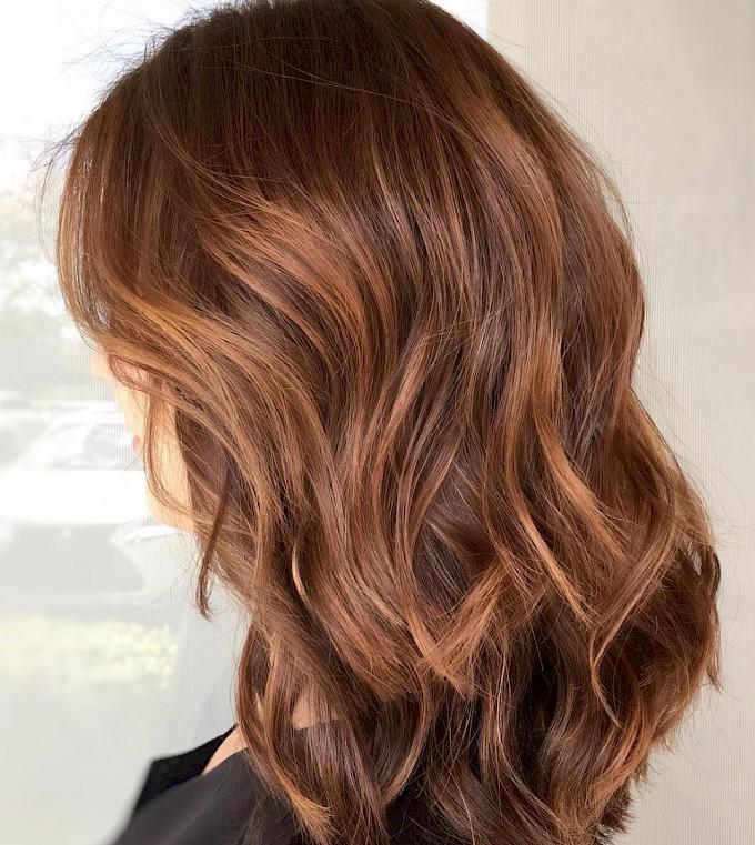 Warme kaneelbruine haarkleur