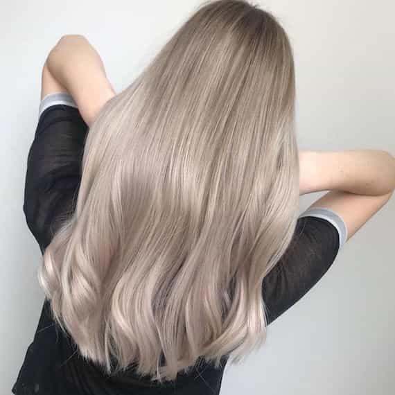 Aschblonde haarfarbe kiezen voor een zachte look