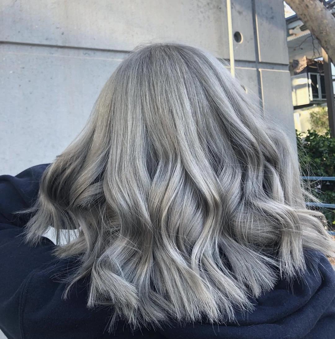 Zilvergrijs haar met koele tint