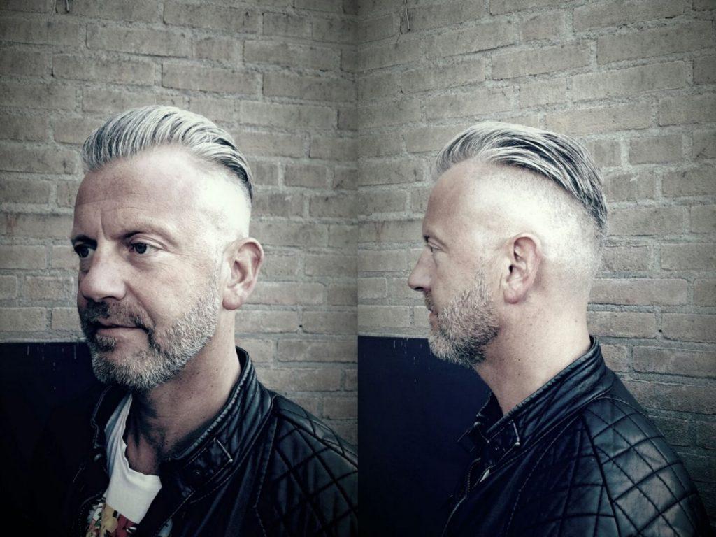 Zilverkleurig haar met moderne undercut