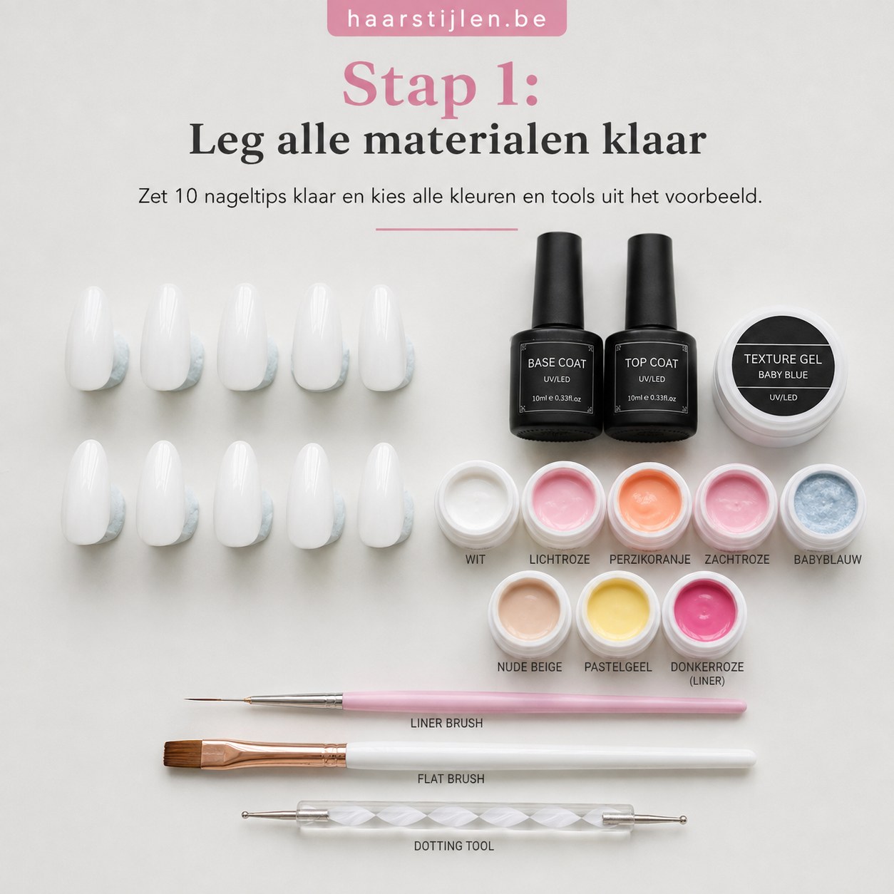 Overzicht van materialen voor zomer nagels strand: tips, gellak kleuren en brushes klaargelegd op tafel